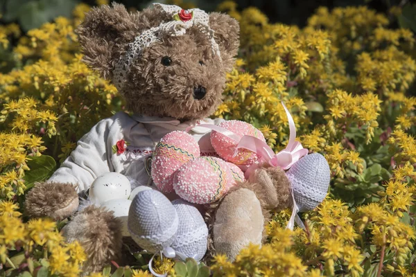 Teddy bear with Easter eggs — Zdjęcie stockowe