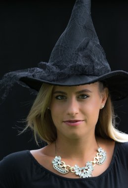 Genç kadın cadı şapka ile