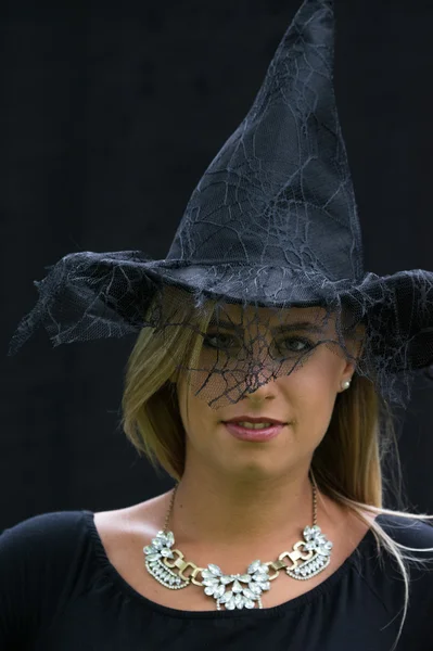 Jeune femme avec chapeau de sorcière — Photo