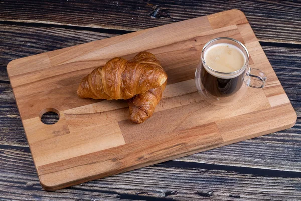 Croisans Avec Une Tasse Café Sur Une Planche Bois — Photo
