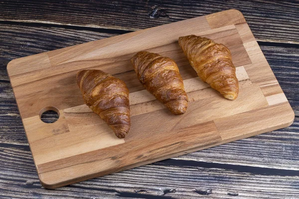 Croissants Sur Une Planche Bois — Photo