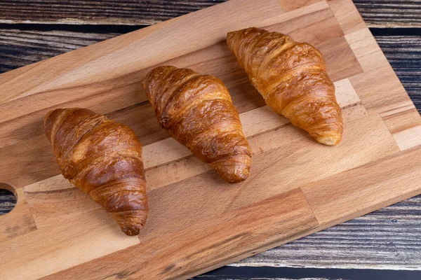 Croissants Sur Une Planche Bois — Photo