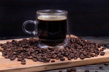 Tahtada kahve fincanı ve kahve çekirdeği.