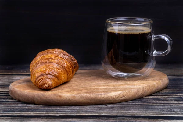 Croissant Avec Une Tasse Café Sur Une Planche Bois — Photo