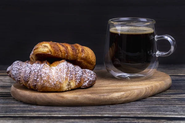 板の上にコーヒーを入れた甘いパン — ストック写真