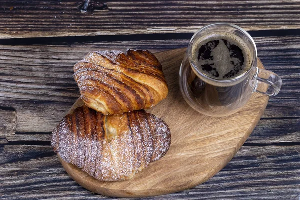 Petits Pains Sucrés Avec Une Tasse Café Sur Une Planche — Photo