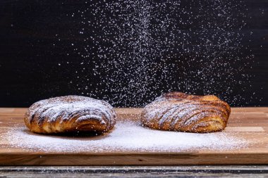 Pudra şekeri serpiştirilmiş tatlı çörekler