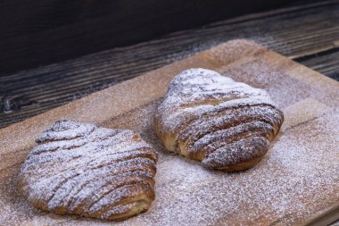 Pudra şekeri serpiştirilmiş tatlı çörekler