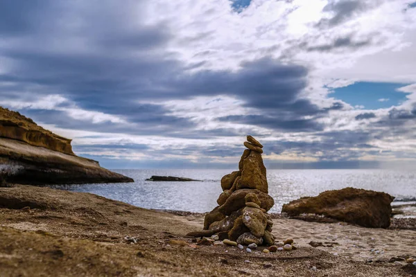 Etrafı taştan sütunlarla çevrili bir sahil. Fırtına konsepti..