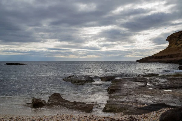 Playa Rodeada Montañas Con Concepto Tormenta Rocosa — Foto de Stock