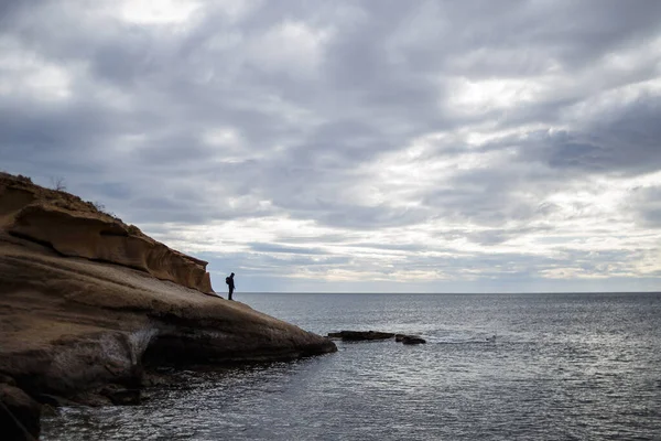 Hombre Con Mochila Pie Una Montaña Mirando Mar — Foto de Stock
