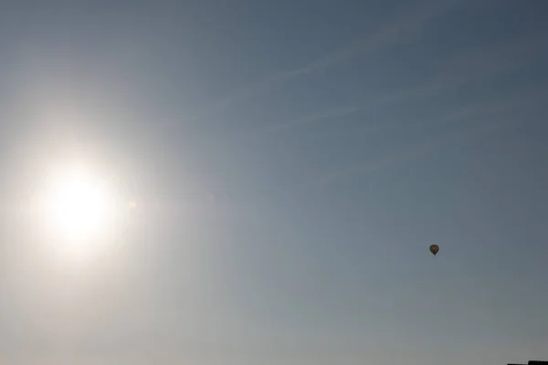 Paisagem Balão Quente Voando Céu Azul Amanhecer — Fotografia de Stock