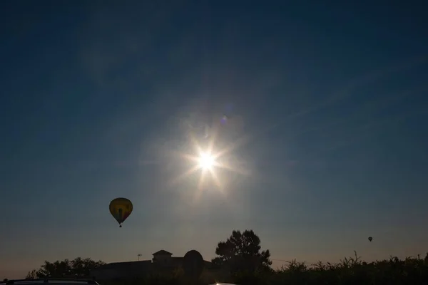 Krajobraz Dwa Gorące Powietrze Balon Latający Niebieskim Niebie Świcie — Zdjęcie stockowe