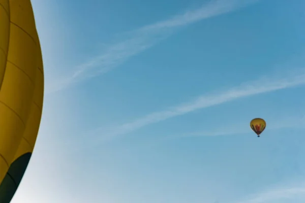 Två Varmluftsballonger Som Flyger Den Blå Himlen Detalj — Stockfoto