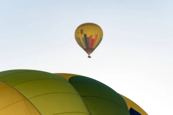 Dois Balões Quente Voando Céu Azul Detalhe — Fotografia de Stock