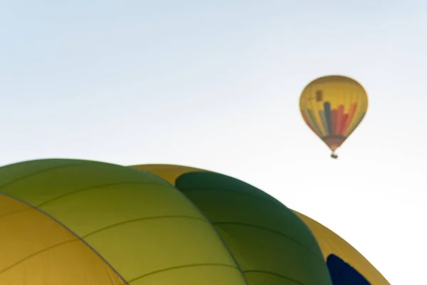 Mavi gökyüzünde uçan iki sıcak hava balonu. Ayrıntılı olarak.