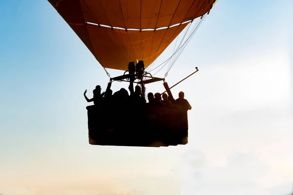 Közelkép Egy Csoport Ember Lovaglás Egy Hőlégballon — Stock Fotó