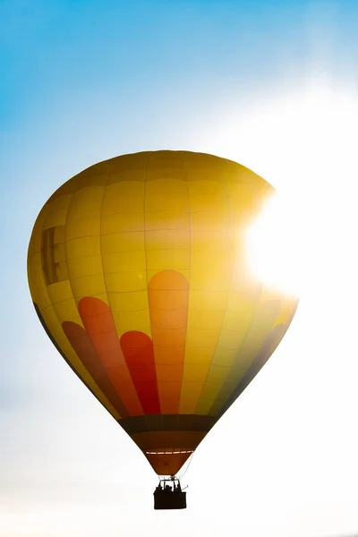 Balon Gorącym Powietrzem Lecący Nad Błękitnym Niebem Świcie — Zdjęcie stockowe