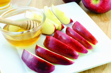 Ahşap masa tabakta bal ile elma