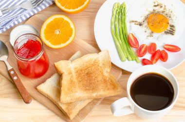 Sabah kahvesi ve sağlıklı kahvaltı