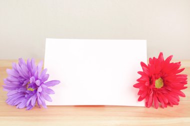 Beyaz not kağıdı ile pastel yapay çiçek