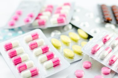 Kapsül ve beyaz arka plan üzerinde Paketli hapları