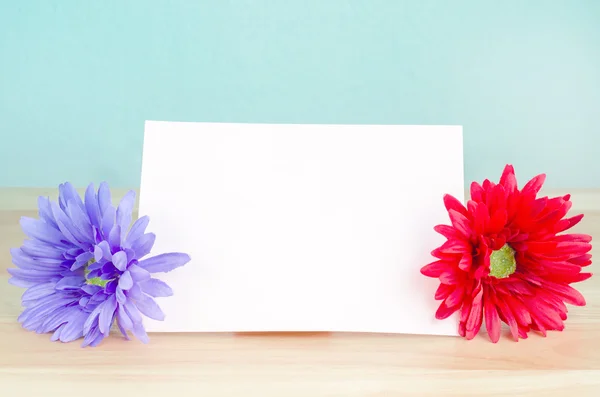 Fleur artificielle pastel avec papier de note blanc — Photo