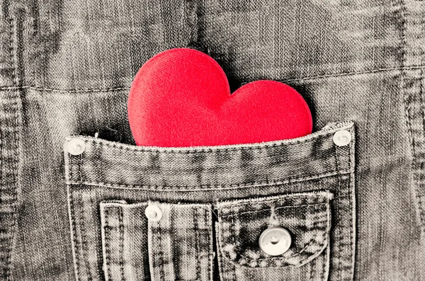 Coeur Rouge Dans Une Poche Jeans Avec Ton Vintage — Photo