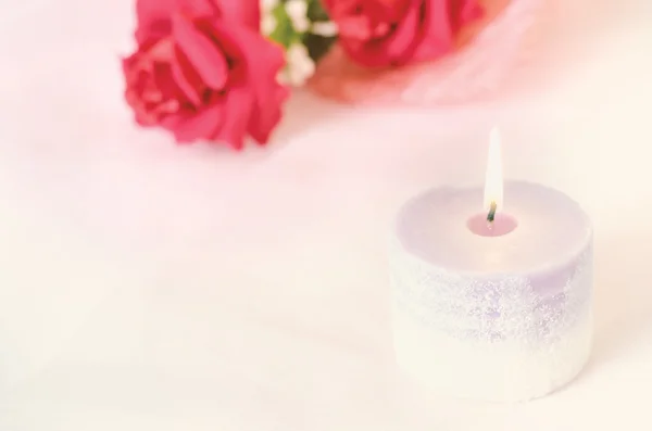 Fond romantique - Bougie d'arôme avec bouquet de rose rouge — Photo