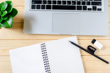 Siyah kalem, kalemtıraş ve Silgi ile boş beyaz eskiz defteri