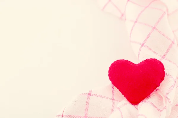 Rote Herzform Und Rosa Stoff Auf Weißem Hintergrund Mit Weicher — Stockfoto