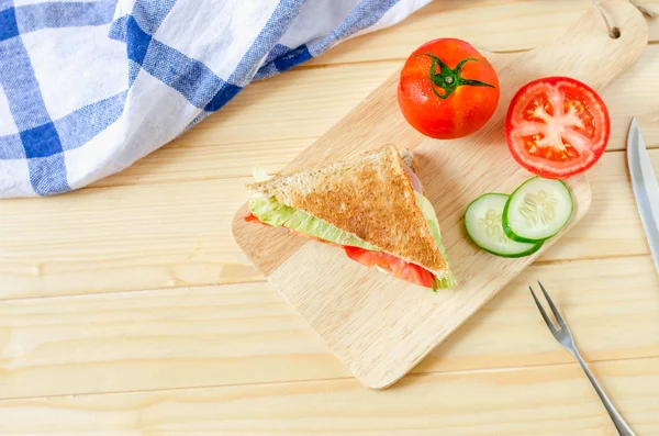 Sanduíche saudável na placa de madeira — Fotografia de Stock