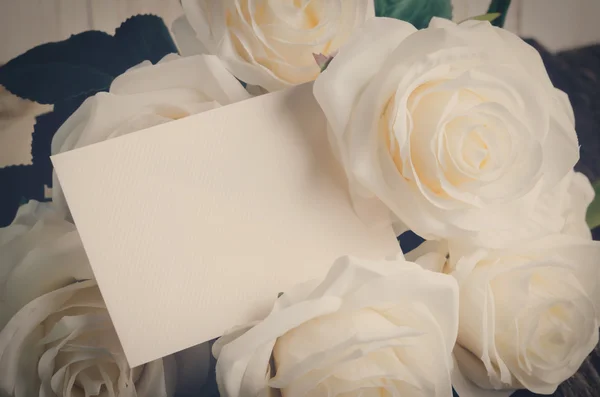 Carte de vœux vierge avec rose artificielle blanche — Photo