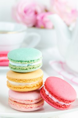 Yumuşak vintage renk ile beyaz tabak içinde pastel Macaroons