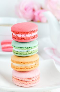 Yumuşak vintage renk ile beyaz tabak içinde pastel Macaroons