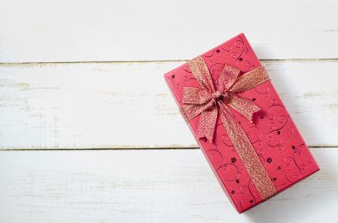 Kırmızı hediye kutusu