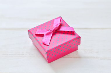 pembe hediye kutusu