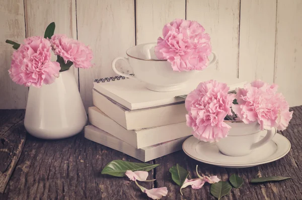 ホワイト ティー カップでピンクのカーネーションの花 — ストック写真