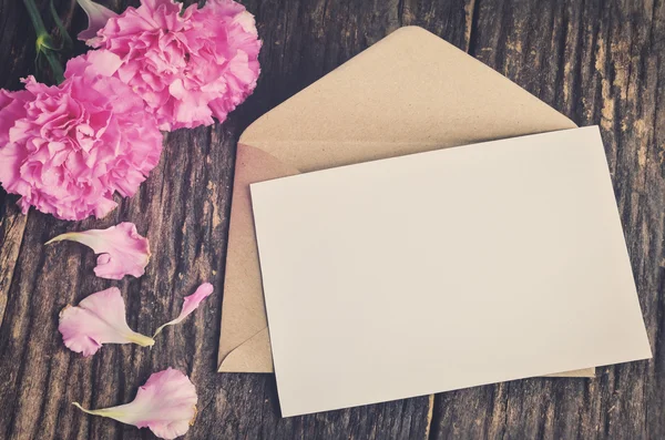 Carte de vœux blanche vierge avec enveloppe marron — Photo