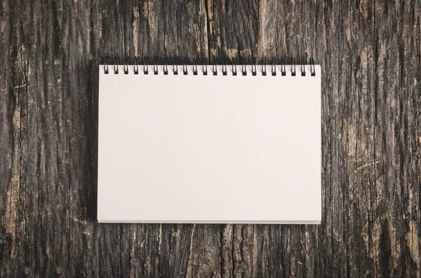 Cuaderno sobre mesa de madera — Foto de Stock