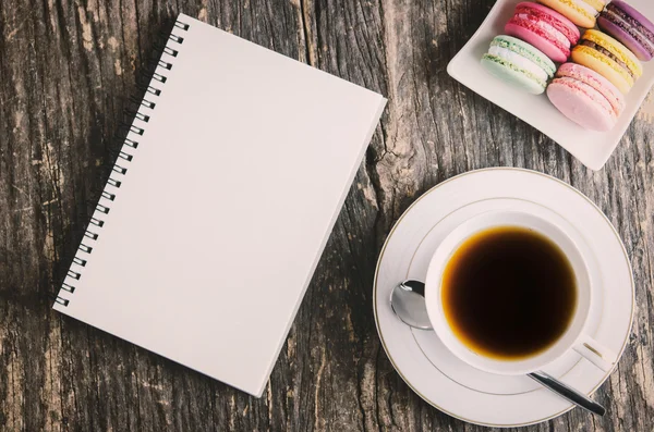 Weißes Notizbuch und Tasse Tee — Stockfoto