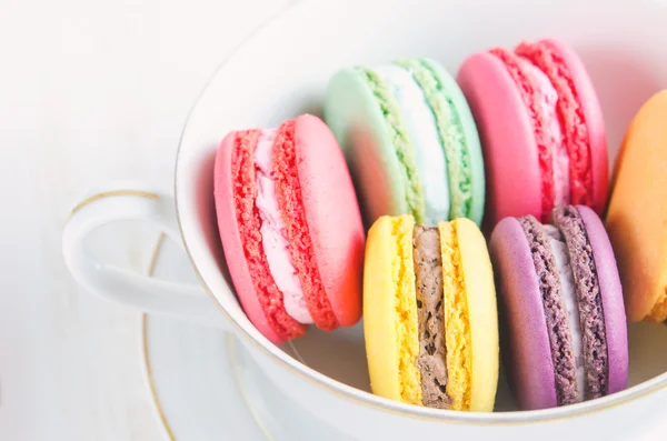 Macarrones coloridos y pastel —  Fotos de Stock