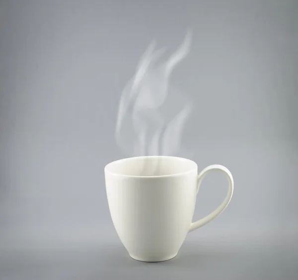 Kopp hett kaffe med ånga på grå bakgrund — Stockfoto
