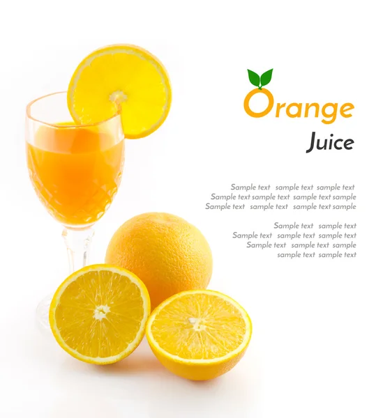 Sumo de laranja e fatia isolada em branco com texto de amostra — Fotografia de Stock