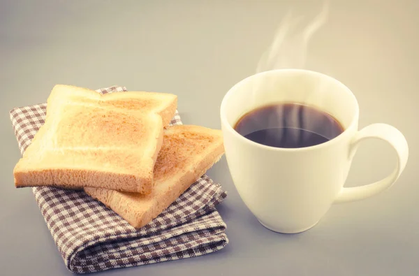 Kaffekopp och skivat bröd på servett — Stockfoto