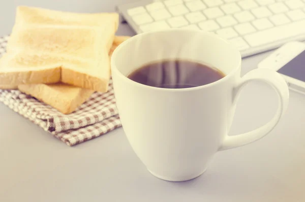 Morgonkaffe och toast — Stockfoto