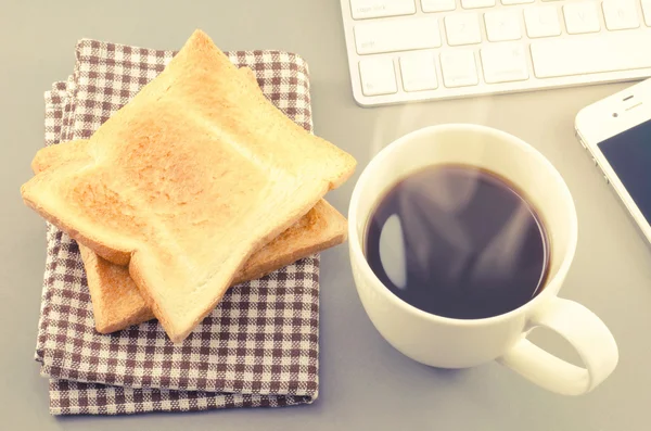 Morgonkaffe och rostat bröd med leende brännmärke — Stockfoto