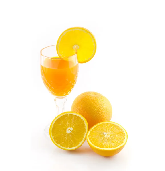 Jus d'orange en segment geïsoleerd op wit — Stockfoto