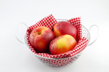 Elma beyaz sepet içinde kırmızı peçete ile