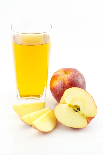 Jugo de manzana con rodaja de manzana sobre fondo blanco — Foto de Stock